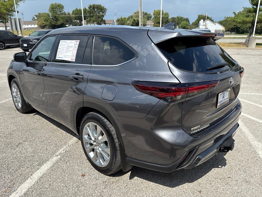 Used 2024 Toyota Highlander Limited AWD/4WD image 10