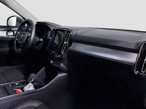 Used 2020 Volvo XC40 T4 Momentum w/ Protection Package Premier FWD image 28