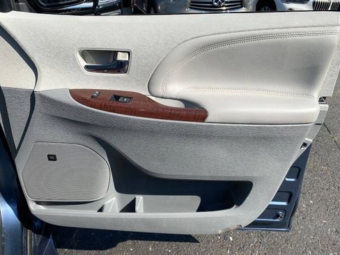 Used 2013 Toyota Sienna Limited w/ Premium Pkg FWD image 35