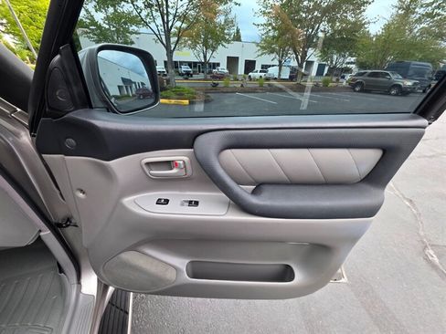 Used 2004 Toyota Land Cruiser w/ Convenience Pkg AWD/4WD image 62