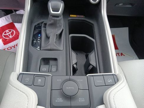 Used 2024 Toyota Grand Highlander AWD image 25
