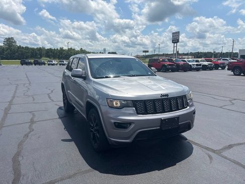 Used 2018 Jeep Grand Cherokee Altitude AWD/4WD image 6