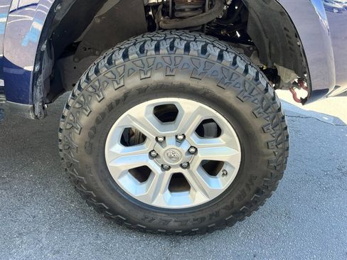 Used 2017 Toyota 4Runner SR5 AWD/4WD image 10