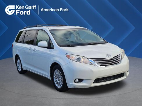 Used 2017 Toyota Sienna XLE w/ XLE Navigation Package FWD image 1
