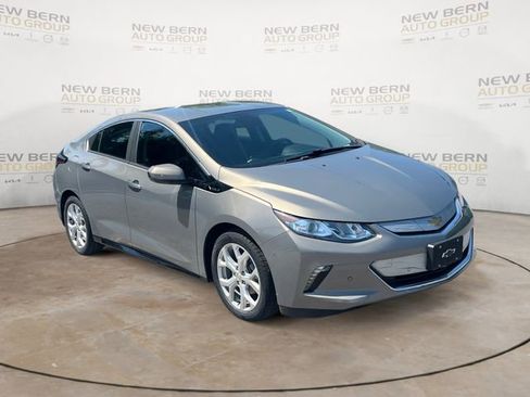 Used 2017 Chevrolet Volt Premier w/ Driver Confidence II Package FWD image 7