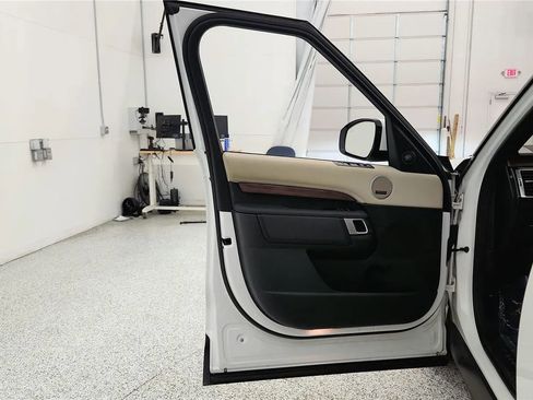 Used 2020 Land Rover Discovery HSE image 32