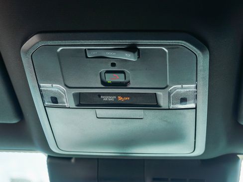 Certified 2025 Toyota Tacoma SR5 AWD/4WD image 30