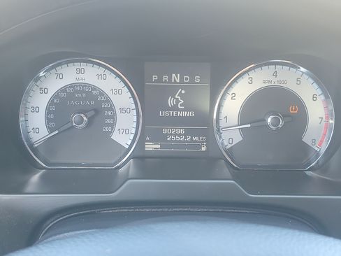 Used 2010 Jaguar XF Luxury RWD image 25