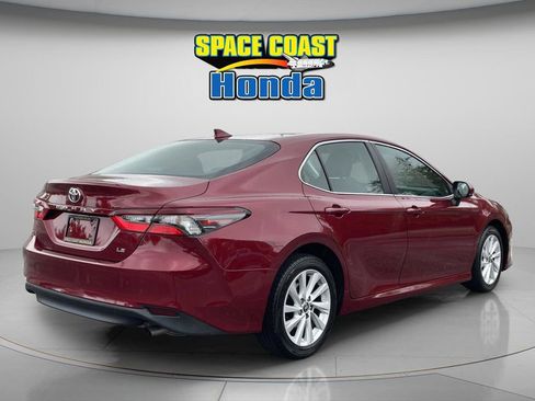 Used 2021 Toyota Camry LE image 5