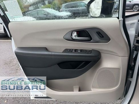 Used 2024 Chrysler Pacifica Touring-L image 28