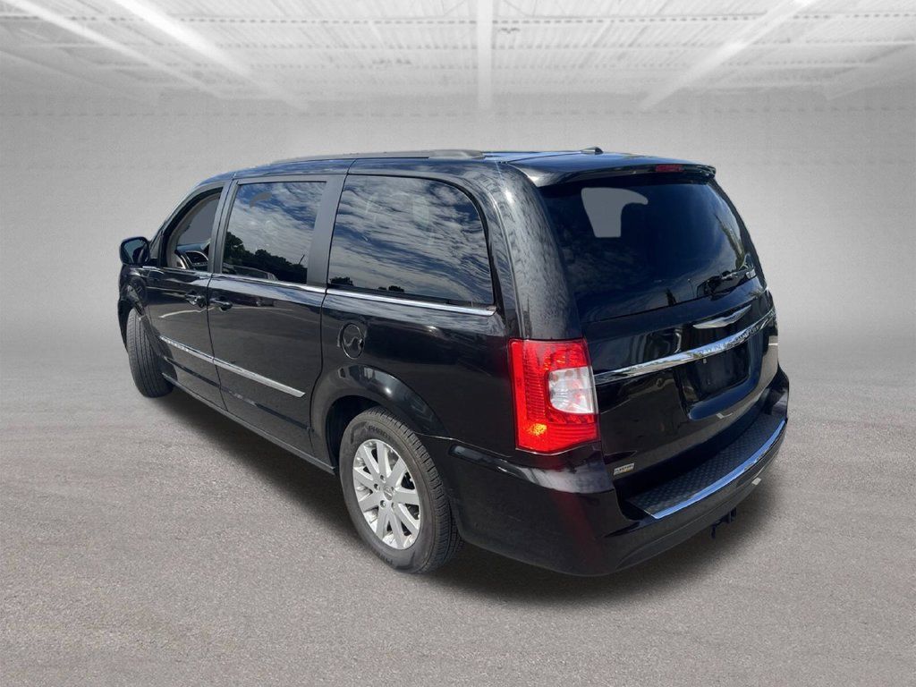 Used 2014 Chrysler Town & Country Touring FWD image 5
