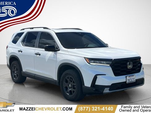 Used 2025 Honda Pilot TrailSport image 1