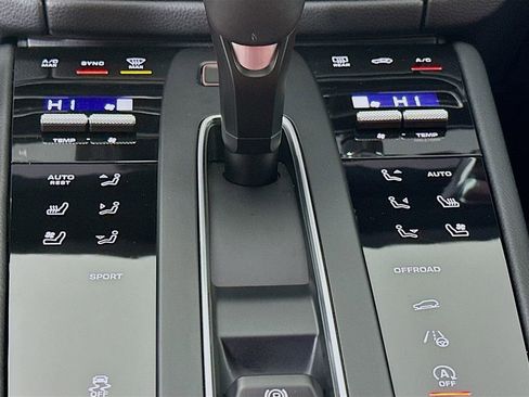 Used 2025 Porsche Macan image 23