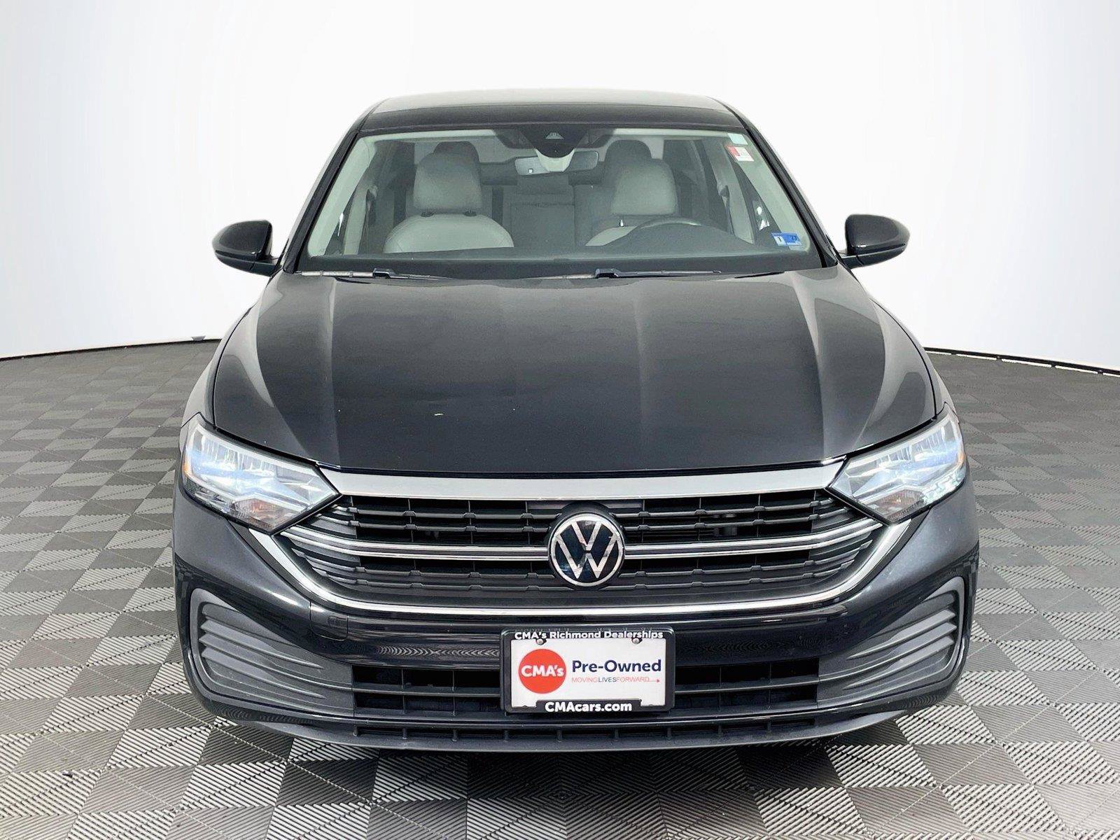 Used 2024 Volkswagen Jetta SE FWD image 2