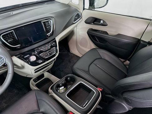 Certified 2024 Chrysler Pacifica Touring-L image 33