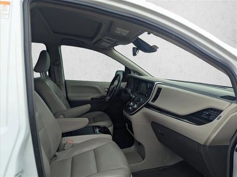 Used 2019 Toyota Sienna XLE w/ XLE Navigation Package FWD image 15