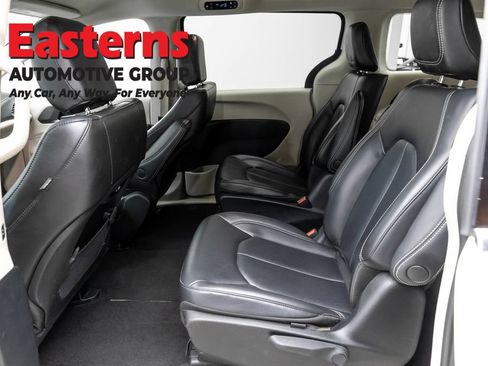 Used 2023 Chrysler Pacifica Touring-L FWD image 22