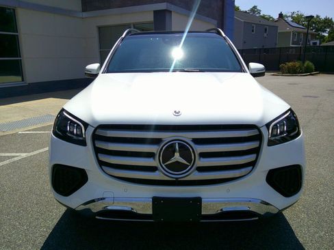 Used 2024 Mercedes-Benz GLS 450 4MATIC image 4