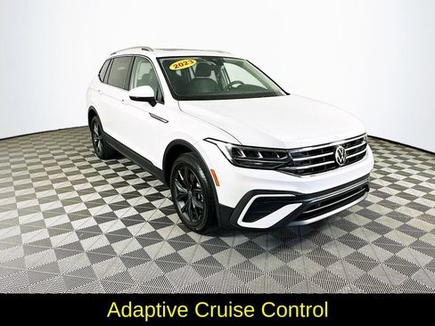 Used 2023 Volkswagen Tiguan SE w/ Panoramic Sunroof Package image 3