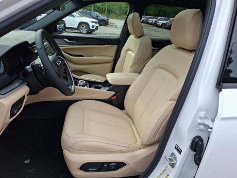 New 2025 Jeep Grand Cherokee Limited image 8