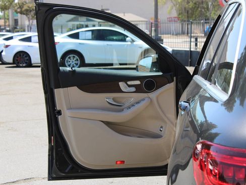 Used 2020 Mercedes-Benz GLC 300 image 8