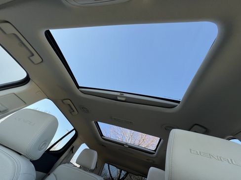 Used 2021 GMC Acadia Denali w/ Denali Technology Package image 28