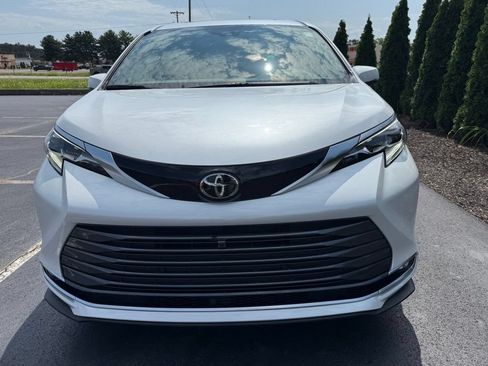 New 2026 Toyota Sienna Platinum AWD/4WD image 7