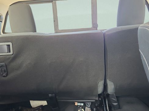 Used 2019 Nissan Titan SV w/ SV Convenience Package RWD image 9