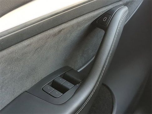 Used 2022 Tesla Model Y Performance image 26