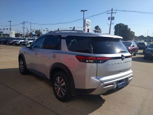 Used 2025 Nissan Pathfinder SL AWD/4WD image 9
