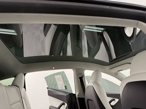 Used 2022 Tesla Model Y Long Range AWD/4WD image 32
