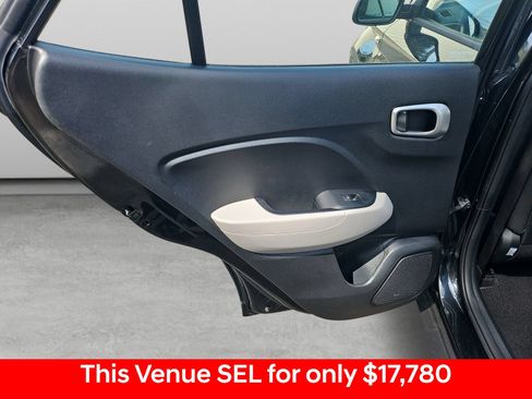 Used 2022 Hyundai Venue SEL FWD image 35