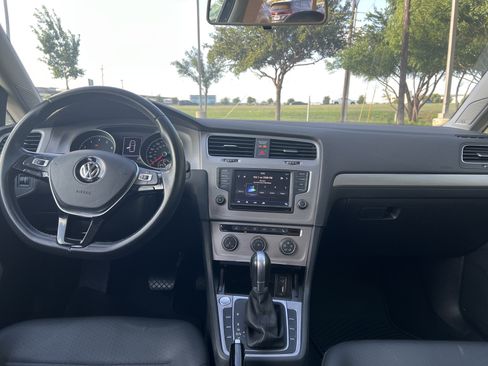Used 2017 Volkswagen Golf 4-Door FWD image 25