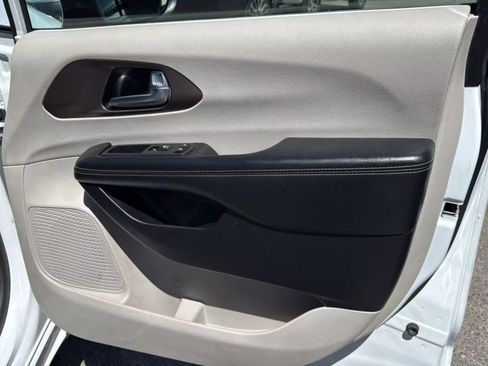 Used 2020 Chrysler Voyager Lxi image 26