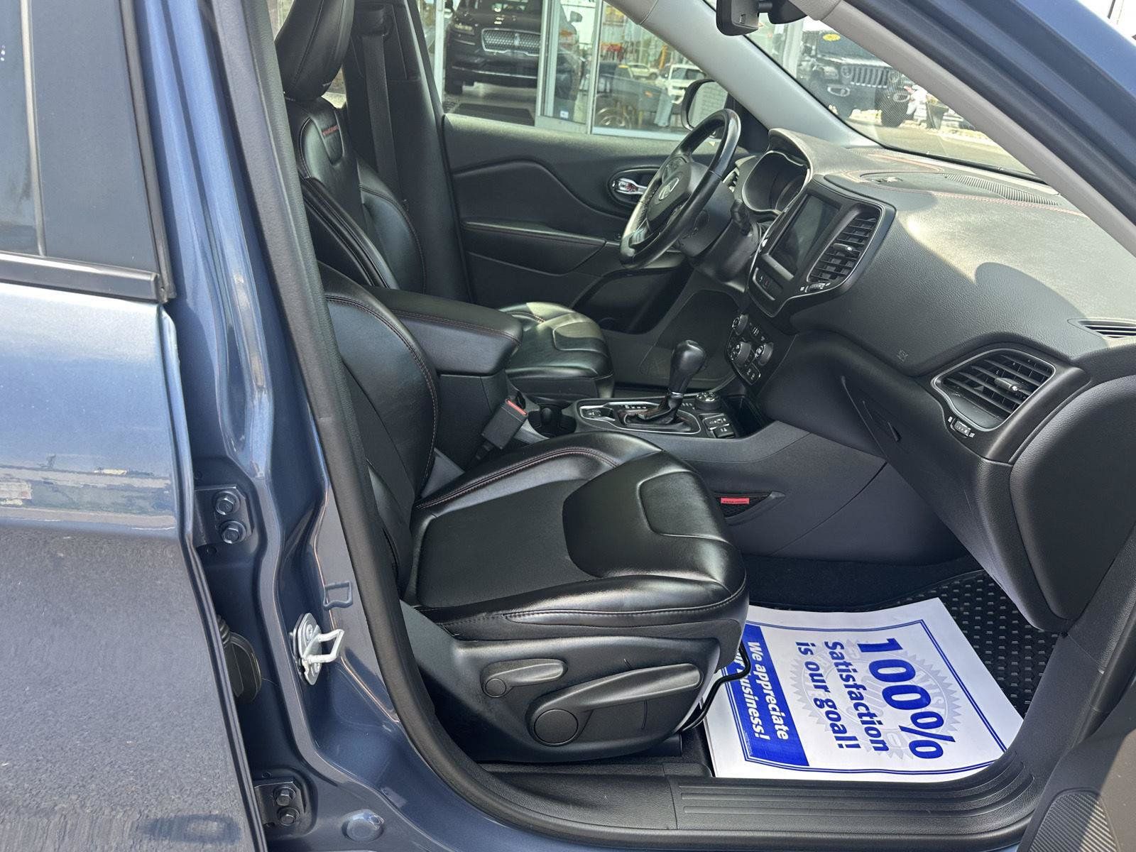 Used 2019 Jeep Cherokee Trailhawk w/ Comfort/Convenience Group AWD/4WD image 24