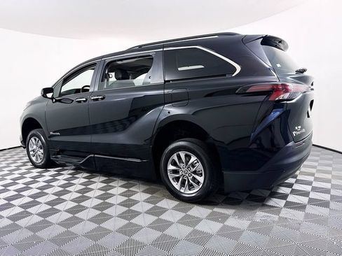 Used 2024 Toyota Sienna XLE w/ XLE Plus Package FWD image 21