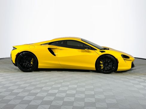 Used 2025 McLaren Artura image 4