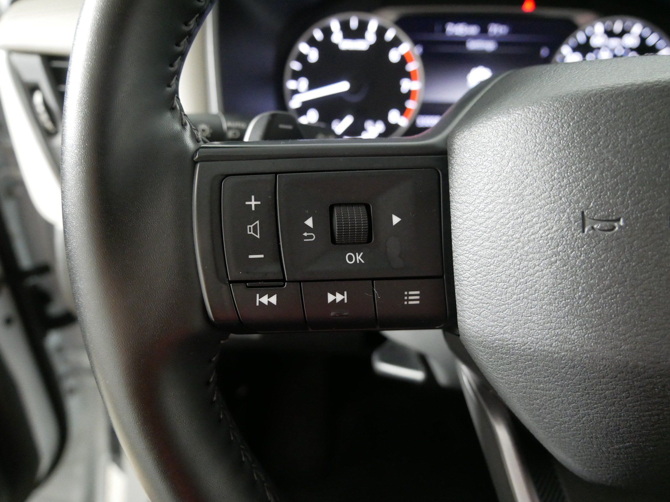 Used 2025 Nissan Rogue SV AWD/4WD image 27