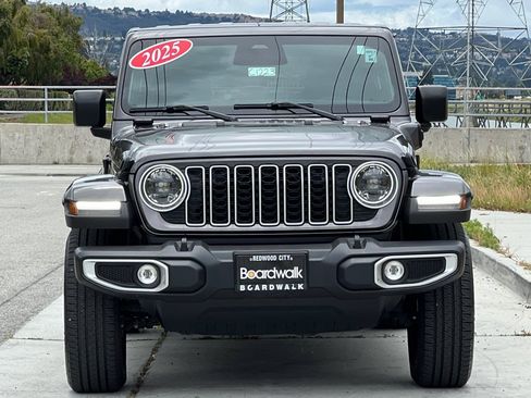 Used 2025 Jeep Wrangler Unlimited Sahara AWD/4WD image 9