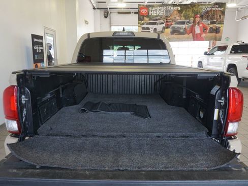 Used 2017 Toyota Tacoma TRD Off-Road AWD/4WD image 18