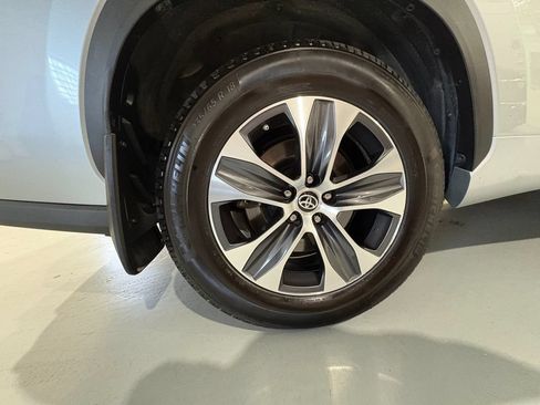 Used 2021 Toyota Highlander XLE AWD/4WD image 60