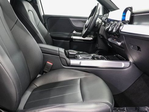Used 2022 Mercedes-Benz GLB 250 4MATIC image 17