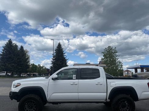 Used 2019 Toyota Tacoma TRD Off-Road AWD/4WD image 3