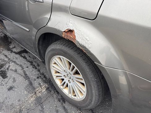 Used 2010 Chrysler 300 Touring image 9