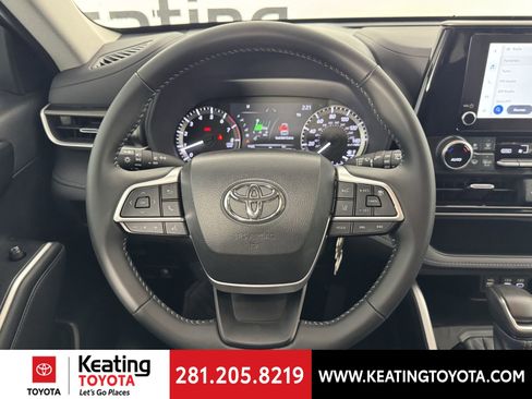 Used 2023 Toyota Highlander LE FWD image 29