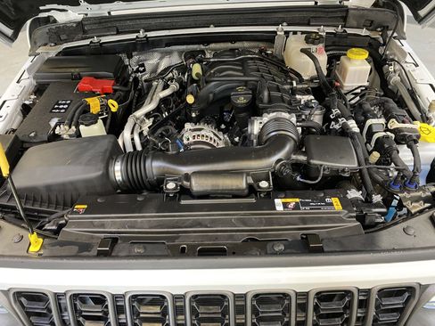 Used 2024 Jeep Gladiator Mojave AWD/4WD image 10