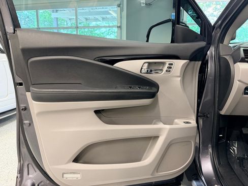 Used 2021 Honda Pilot Touring image 17