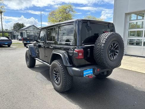 Used 2025 Jeep Wrangler Unlimited Rubicon image 3