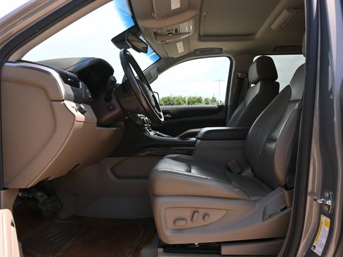 Used 2019 Chevrolet Suburban LT RWD image 18