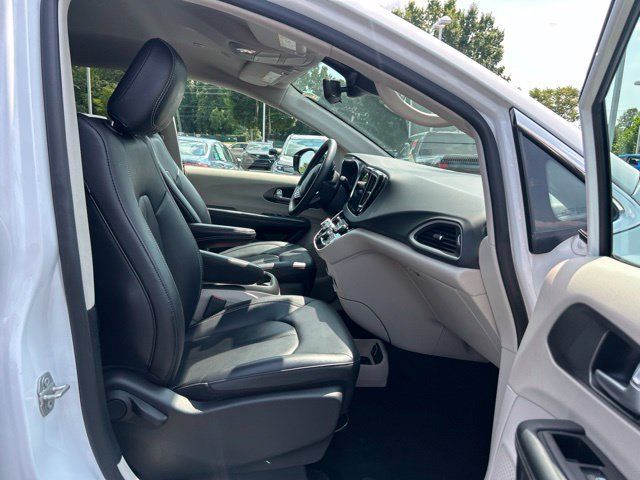 Used 2024 Chrysler Pacifica Touring-L FWD image 18